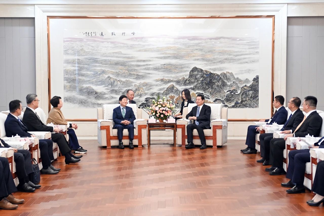 郝鵬會見韓國前國會議長樸炳錫和韓國企業界代表一行